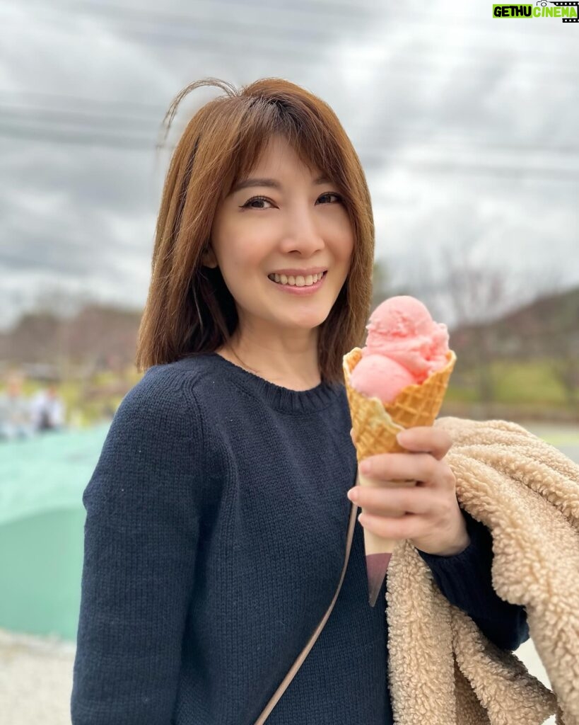 Jeanette Aw Instagram - I guess I’m still not done with Japan posts.. The day I caught some early sakuras at the castle and ending the visit with sakura ice cream and some really good coffee.