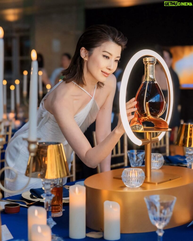 Jeanette Aw Instagram - Raise a glass to the pinnacle of perfection with L’Or De Jean Martell 1715 Reserve Du Chateau. Celebrating the newest launch of elegance and sophistication together with @martellofficial #LorDeJeanMartell 💙 Please enjoy Martell responsibly. #Martell #MartellCognac #paidpartnership