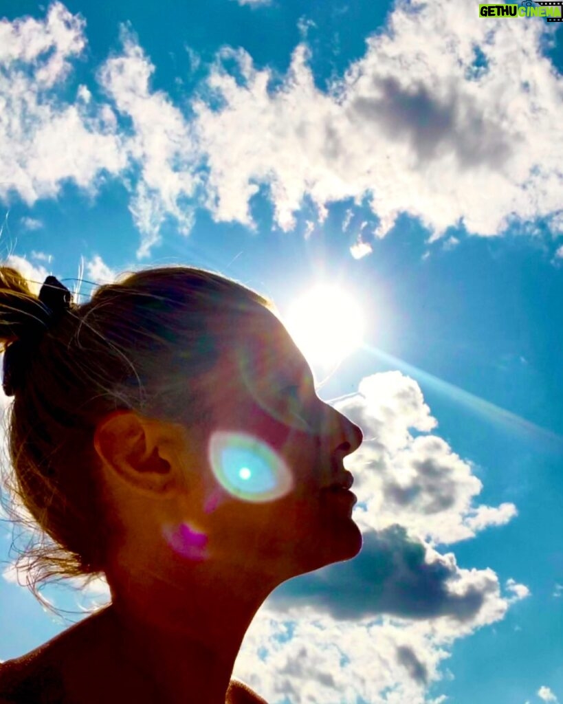Jeanette Biedermann Instagram - „Lauer Sommerwind vertreibt die Wolken. Was bleibt, ist blaue Klarheit“ #💙 Schönes Wochenende euch allen! #☀️ #jeanettebiedermann 🌅 #sun #sunshine #sky_collection #nature #skylight #sunrise #sunlover #beautiful #beautifulday #beautifulview #beautifullife #beautifultoday #beautifulplace #beautifulscenery #view #naturelovers #☀️ 🗾 #sky #clouds #skylovers #bluesky #blue #white #cloudwhisperers #naturegram #skyview #horizon 🤍🩵