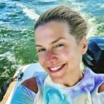 Jeanette Biedermann Instagram – Was für ein schöner, kleiner Bootstripp in Berlin! #🤩 Ein schöner Sonntag war das und eine tolle Sommer-Woche! Ich hab meinen Bootsführerschein gemacht! #🥳🥳🥳 #⚓️ Ich liebe das Wasser! #❤️ Mein Element! #🐟 

„Nur Wasser kann eine Wüste verwandeln.
Wasser ist Leben. Liebe ist lebendiges Wasser“

Ich wünsche euch eine schöne, neue Woche! #🤗 #☀️ #🌊 

Wie war euer Wochenende?

#jeanettebiedermann #wasser #element #wellenwiemusik #musik #runterkommen #ankommen #sonne #sommer #hafen #liebe #liebezurnatur #liebeistlebendigeswasser #💙#🩷