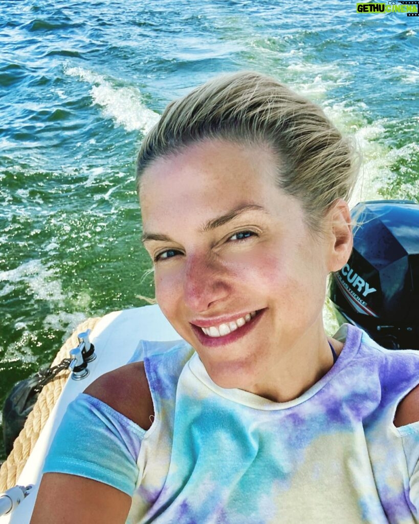 Jeanette Biedermann Instagram - Was für ein schöner, kleiner Bootstripp in Berlin! #🤩 Ein schöner Sonntag war das und eine tolle Sommer-Woche! Ich hab meinen Bootsführerschein gemacht! #🥳🥳🥳 #⚓️ Ich liebe das Wasser! #❤️ Mein Element! #🐟 „Nur Wasser kann eine Wüste verwandeln. Wasser ist Leben. Liebe ist lebendiges Wasser“ Ich wünsche euch eine schöne, neue Woche! #🤗 #☀️ #🌊 Wie war euer Wochenende? #jeanettebiedermann #wasser #element #wellenwiemusik #musik #runterkommen #ankommen #sonne #sommer #hafen #liebe #liebezurnatur #liebeistlebendigeswasser #💙#🩷