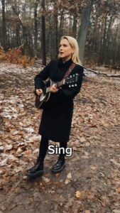 Jeanette Biedermann Instagram - Diesen Freitag kommt mein neuer Song „Sing!“ #🫠 Ich freue mich so diesen Song mit euch zu teilen..Musik verbindet uns, was wir zusammen hören, verlässt uns nie mehr.. #🫂 #❤️ Happy Nikolaus euch allen! #jeanettebiedermann #musik #neuemusik #neuersong #musikverbindetmenschen #🎶 #sing