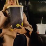 Jeanette Biedermann Instagram – Montagabend mal im Kino! Wie schön anders! Kino ist was wunderbares! Und es geht nicht ohne Popcorn – XL! #🍿 #jeanettebiedermann #kinoliebe #😍