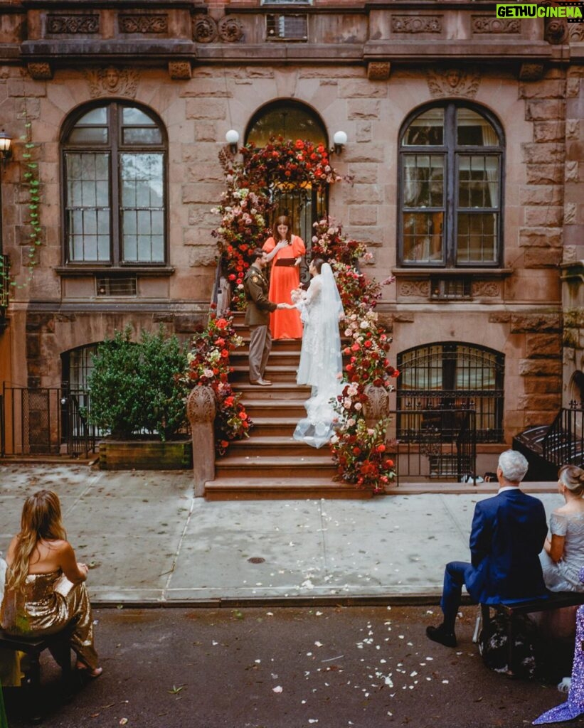 Jeanine Mason Instagram - Grey’s Anatomy actress @itsjeaninemason and her husband, Nicholas, had one main objective for their New York City wedding: “How do we use this celebration to hire as many artists as possible?” From Brooklyn-based artist @mokshini creating custom illustrations to their neighbor, a Broadway violinist, performing during the ceremony, New Yorkers’ inherent creativity made their mission come to life effortlessly. See all the details of their stoop wedding (the same place he proposed) and restaurant reception at the link in bio. 🌆❤️ 📷: @johndolanphotog 📋: @orangeandrose 💐: @tincanstudios 👗: @naeemkhanbride 📍: @monkeybar_ny