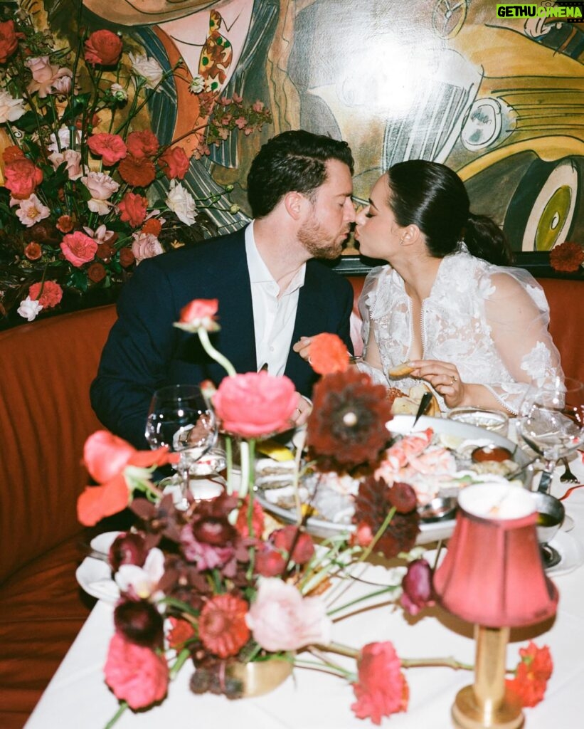 Jeanine Mason Instagram - Grey’s Anatomy actress @itsjeaninemason and her husband, Nicholas, had one main objective for their New York City wedding: “How do we use this celebration to hire as many artists as possible?” From Brooklyn-based artist @mokshini creating custom illustrations to their neighbor, a Broadway violinist, performing during the ceremony, New Yorkers’ inherent creativity made their mission come to life effortlessly. See all the details of their stoop wedding (the same place he proposed) and restaurant reception at the link in bio. 🌆❤️ 📷: @johndolanphotog 📋: @orangeandrose 💐: @tincanstudios 👗: @naeemkhanbride 📍: @monkeybar_ny
