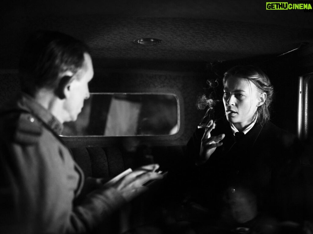 Jeanne Goursaud Instagram - LA LIGNE DE VIE de @hugobeckerofficiel film en noir et blanc. Photos @baptiste_langinier