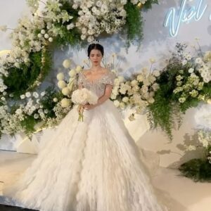 Jeannie Elise Mai Instagram - A Christmas wedding in Vietnam 🥹🤍🎄💍✨ happy holidays loves xoxo 💌