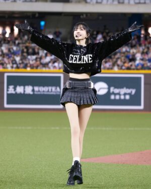 Jeannie Hsieh Instagram - 我會永遠記得這一刻！
能成為站上台北大巨蛋開唱的第一人，
是無與倫比的榮耀與驕傲！
大家期待了32年的台北大巨蛋，
居然讓謝金燕擁有了這個大頭彩。
結束今日行程回到家中，
還是無法停止內心興奮的心情，
能與台北大巨蛋共享榮耀 共創歷史 ，
姐姐真的是太太太幸運了❤️

#台北大巨蛋
#亞洲棒球錦標賽
#jeanniehsieh 
#20231203