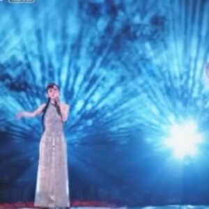 Jeannie Hsieh Instagram - 兩個舞台 兩個完全不一樣的謝金燕
為了這舞台 姐可拼盡了全力……
現在才po…..姐可真沒空玩手機呀….
這兩個片段還是歌迷剪的😂😂😂
要不…再剪一個更完整的給姐🤣🤣
#招牌動作 #蜀繡