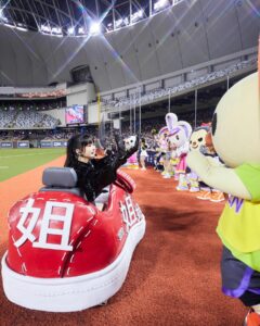 Jeannie Hsieh Instagram - 我會永遠記得這一刻！ 能成為站上台北大巨蛋開唱的第一人， 是無與倫比的榮耀與驕傲！ 大家期待了32年的台北大巨蛋， 居然讓謝金燕擁有了這個大頭彩。 結束今日行程回到家中， 還是無法停止內心興奮的心情， 能與台北大巨蛋共享榮耀 共創歷史 ， 姐姐真的是太太太幸運了❤️ #台北大巨蛋 #亞洲棒球錦標賽 #jeanniehsieh #20231203