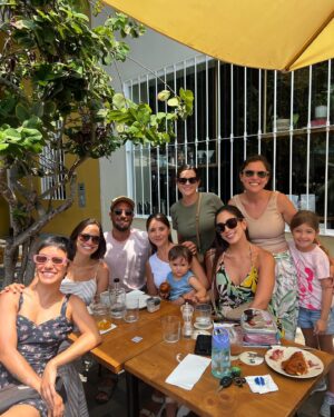 Jely Reategui Instagram - Mi hente latino: 

Gracias de corazón. Por su cariño, por sus mensajes, por la cantidad de veces que me han dicho pug en mi foto anterior (asumiré que soy una perraencalor), por el aguante y la buena onda. 

A mis familigos / amiglia los amo mucho. Gracias por estar, por llamar, venir a casa a darme abrazos deliciosos y regalos sin igual y sentarse en las sillas.

Recibí mis 36 veranos mejorando la casita, con mi dreamteam ❤️‍🔥 con orquesta en vivo del vecino, comiendo mi juanecito de yuca directamente desde Iquitos, gracias a @ikiitu, con una serie de manjares hermosos de @lapanetteriabarranco y mis bebidas fieles de siempre gracias a @sidracalango y @vinosguapos 🩷

El tiramisú de @olivia_y_coque_cucina tendrá su momento especial porque he decidido comerlo en ritual y calma.

Desayuné con mis amigas de toda la vida. No fui al mar como tenía planeado pero conocí a mi sobrina que se llama Mar y eso superó cualquier plan. 

Mi outfit cumpleañero llegó gracias al gentil auspicio de @pulgalatienda y me gustó mucho usarlo para ir a ensayar y a fiestear en mi casa🌸

La pasé muy bonito de verdad. Gracias. 

Agradecimientos especiales a @marianopaz__ y a @l.a.v.a.c.a por su incondicionalidad ♥️

Besitos cachichurris machichurris chichirris.