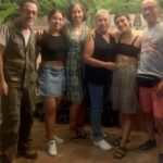 Jely Reategui Instagram - Mi hente latino: Gracias de corazón. Por su cariño, por sus mensajes, por la cantidad de veces que me han dicho pug en mi foto anterior (asumiré que soy una perraencalor), por el aguante y la buena onda. A mis familigos / amiglia los amo mucho. Gracias por estar, por llamar, venir a casa a darme abrazos deliciosos y regalos sin igual y sentarse en las sillas. Recibí mis 36 veranos mejorando la casita, con mi dreamteam ❤️‍🔥 con orquesta en vivo del vecino, comiendo mi juanecito de yuca directamente desde Iquitos, gracias a @ikiitu, con una serie de manjares hermosos de @lapanetteriabarranco y mis bebidas fieles de siempre gracias a @sidracalango y @vinosguapos 🩷 El tiramisú de @olivia_y_coque_cucina tendrá su momento especial porque he decidido comerlo en ritual y calma. Desayuné con mis amigas de toda la vida. No fui al mar como tenía planeado pero conocí a mi sobrina que se llama Mar y eso superó cualquier plan. Mi outfit cumpleañero llegó gracias al gentil auspicio de @pulgalatienda y me gustó mucho usarlo para ir a ensayar y a fiestear en mi casa🌸 La pasé muy bonito de verdad. Gracias. Agradecimientos especiales a @marianopaz__ y a @l.a.v.a.c.a por su incondicionalidad ♥️ Besitos cachichurris machichurris chichirris.