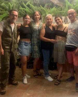 Jely Reategui Instagram - Mi hente latino: 

Gracias de corazón. Por su cariño, por sus mensajes, por la cantidad de veces que me han dicho pug en mi foto anterior (asumiré que soy una perraencalor), por el aguante y la buena onda. 

A mis familigos / amiglia los amo mucho. Gracias por estar, por llamar, venir a casa a darme abrazos deliciosos y regalos sin igual y sentarse en las sillas.

Recibí mis 36 veranos mejorando la casita, con mi dreamteam ❤️‍🔥 con orquesta en vivo del vecino, comiendo mi juanecito de yuca directamente desde Iquitos, gracias a @ikiitu, con una serie de manjares hermosos de @lapanetteriabarranco y mis bebidas fieles de siempre gracias a @sidracalango y @vinosguapos 🩷

El tiramisú de @olivia_y_coque_cucina tendrá su momento especial porque he decidido comerlo en ritual y calma.

Desayuné con mis amigas de toda la vida. No fui al mar como tenía planeado pero conocí a mi sobrina que se llama Mar y eso superó cualquier plan. 

Mi outfit cumpleañero llegó gracias al gentil auspicio de @pulgalatienda y me gustó mucho usarlo para ir a ensayar y a fiestear en mi casa🌸

La pasé muy bonito de verdad. Gracias. 

Agradecimientos especiales a @marianopaz__ y a @l.a.v.a.c.a por su incondicionalidad ♥️

Besitos cachichurris machichurris chichirris.