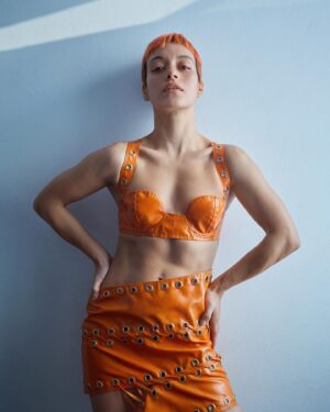 Jely Reategui Instagram - Caralavada y Pelinaranjienta 🍊🔥🧡💥🍑 bajo el ojo brillante de @jorgeanayaetc y las ropitas rockeras de @__delosantos 🦁✨