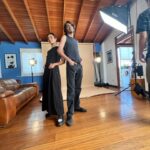 Jely Reategui Instagram - Hoy estrenamos Los Caracoles de Julio Ramón Ribeyro, dirigida por @manuelgoldp y producida por @lairaproducciones Y me tomo un ratito para dedicarle este post a mi amigo Namuel. Mi director. Mi amigo del alma, el actor con el que he compartido más montajes de teatro (12 obras sin contar reposiciones) y Los Caracoles es nuestra obra #13, pero con él como director, y es estupendo. La sensibilidad, creatividad, adicción al timming y claridad que tiene para interpretar, la une con su talento para comunicarse y llevarnos de la manito en todo el proceso de una manera tan paja y generosa que ayer terminamos todos llorando de amor antes del pre estreno. Amigo: te amo y te admiro. Eres un excelente director, actor, amigo, persona y armadillo astuto. A mis amigos del elenco y la pollito: Qué paja jugar juntos, son increíbles. Ojalá existiera el premio Bachi Soraluces para que nos nominen y ganar el premio de la diversión. Al equipo de @lairaproducciones : chambón! Qué bonito ser parte 🥹 gracias! HOY ESTRENAMOS LOS CARACOLES EN EL @nuevoteatrojulieta ✨ corta temporada de jueves a domingo a las 8pm. Los esperamos con mucho cariño. Entradas en @joinnus y en la boletería del teatro.