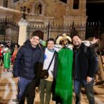 Jely Reategui Instagram - Mi enereada hasta el momento: 1. Me fui a Huancayo. Específicamente a Mito. Qué lindo, no conocía. Llovió mucho. La lluvia me pone contenta porque huele rico y se lleva la pena. 2. Un Huacón haciéndose una pregunta crucial. 3. Soy una amante respetuosa y absoluta de las máscaras desde el 2015, cuando las descubrí de verdad en otro país bien lejos, ignorando la cultura infinita de máscaras que tenemos acá. Pero es igual, la magia existe independientemente del lugar. 4. Algo muy típico. 5. La bandera del Perú en lo más alto del Wawi Wawi. Quiero mucho a mi país, no entiendo a la gente que no lo quiere, lo gobierna y le hace daño. 6. Latigazo amistoso de bienvenida en la Huaconada. A mi me lo negaron por ser mujer. Me quedé pensando. En esta foto estoy pensando un montón aunque esté sonriente. 7. Mi amigo @emanuelsoriano11 ,a quien admiro y quiero mucho, posando con un interruptor. A veces saco buenos retratos y fotos de lejos. 8. Jalé mi examen práctico de manejo porque cambiaron el circuito que me había aprendido y me desorienté. Estacioné perfecto porque soy la reina del paralelo y tengo buenas diagonales, pero todo lo demás lo hice mal. Me puse triste y me compré un helado. Volveré a intentarlo otro día. 9. Hermoso encuentro en el cine, saliendo de ver @muertoderisapelicula ✨ está pajísima, hermoso y muy específico trabajo de todo el equipo. Qué emoción, la recomiendo mucho. Besitos.