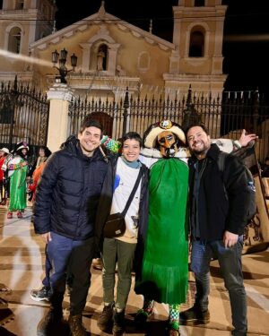 Jely Reategui Instagram - Mi enereada hasta el momento: 

1. Me fui a Huancayo. Específicamente a Mito. Qué lindo, no conocía. Llovió mucho. La lluvia me pone contenta porque huele rico y se lleva la pena. 

2. Un Huacón haciéndose una pregunta crucial. 

3. Soy una amante respetuosa y absoluta de las máscaras desde el 2015, cuando las descubrí de verdad en otro país bien lejos, ignorando la cultura infinita de máscaras que tenemos acá. Pero es igual, la magia existe independientemente del lugar. 

4. Algo muy típico. 

5. La bandera del Perú en lo más alto del Wawi Wawi. Quiero mucho a mi país, no entiendo a la gente que no lo quiere, lo gobierna y le hace daño. 

6. Latigazo amistoso de bienvenida en la Huaconada. A mi me lo negaron por ser mujer. Me quedé pensando. En esta foto estoy pensando un montón aunque esté sonriente. 

7. Mi amigo @emanuelsoriano11 ,a quien admiro y quiero mucho, posando con un interruptor. A veces saco buenos retratos y fotos de lejos. 

8. Jalé mi examen práctico de manejo porque cambiaron el circuito que me había aprendido y me desorienté. Estacioné perfecto porque soy la reina del paralelo y tengo buenas diagonales, pero todo lo demás lo hice mal. Me puse triste y me compré un helado. Volveré a intentarlo otro día. 

9. Hermoso encuentro en el cine, saliendo de ver @muertoderisapelicula ✨ está pajísima, hermoso y muy específico trabajo de todo el equipo. Qué emoción, la recomiendo mucho. 

Besitos.
