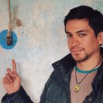 Jely Reategui Instagram - Mi enereada hasta el momento: 1. Me fui a Huancayo. Específicamente a Mito. Qué lindo, no conocía. Llovió mucho. La lluvia me pone contenta porque huele rico y se lleva la pena. 2. Un Huacón haciéndose una pregunta crucial. 3. Soy una amante respetuosa y absoluta de las máscaras desde el 2015, cuando las descubrí de verdad en otro país bien lejos, ignorando la cultura infinita de máscaras que tenemos acá. Pero es igual, la magia existe independientemente del lugar. 4. Algo muy típico. 5. La bandera del Perú en lo más alto del Wawi Wawi. Quiero mucho a mi país, no entiendo a la gente que no lo quiere, lo gobierna y le hace daño. 6. Latigazo amistoso de bienvenida en la Huaconada. A mi me lo negaron por ser mujer. Me quedé pensando. En esta foto estoy pensando un montón aunque esté sonriente. 7. Mi amigo @emanuelsoriano11 ,a quien admiro y quiero mucho, posando con un interruptor. A veces saco buenos retratos y fotos de lejos. 8. Jalé mi examen práctico de manejo porque cambiaron el circuito que me había aprendido y me desorienté. Estacioné perfecto porque soy la reina del paralelo y tengo buenas diagonales, pero todo lo demás lo hice mal. Me puse triste y me compré un helado. Volveré a intentarlo otro día. 9. Hermoso encuentro en el cine, saliendo de ver @muertoderisapelicula ✨ está pajísima, hermoso y muy específico trabajo de todo el equipo. Qué emoción, la recomiendo mucho. Besitos.
