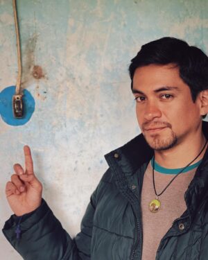 Jely Reategui Instagram - Mi enereada hasta el momento: 

1. Me fui a Huancayo. Específicamente a Mito. Qué lindo, no conocía. Llovió mucho. La lluvia me pone contenta porque huele rico y se lleva la pena. 

2. Un Huacón haciéndose una pregunta crucial. 

3. Soy una amante respetuosa y absoluta de las máscaras desde el 2015, cuando las descubrí de verdad en otro país bien lejos, ignorando la cultura infinita de máscaras que tenemos acá. Pero es igual, la magia existe independientemente del lugar. 

4. Algo muy típico. 

5. La bandera del Perú en lo más alto del Wawi Wawi. Quiero mucho a mi país, no entiendo a la gente que no lo quiere, lo gobierna y le hace daño. 

6. Latigazo amistoso de bienvenida en la Huaconada. A mi me lo negaron por ser mujer. Me quedé pensando. En esta foto estoy pensando un montón aunque esté sonriente. 

7. Mi amigo @emanuelsoriano11 ,a quien admiro y quiero mucho, posando con un interruptor. A veces saco buenos retratos y fotos de lejos. 

8. Jalé mi examen práctico de manejo porque cambiaron el circuito que me había aprendido y me desorienté. Estacioné perfecto porque soy la reina del paralelo y tengo buenas diagonales, pero todo lo demás lo hice mal. Me puse triste y me compré un helado. Volveré a intentarlo otro día. 

9. Hermoso encuentro en el cine, saliendo de ver @muertoderisapelicula ✨ está pajísima, hermoso y muy específico trabajo de todo el equipo. Qué emoción, la recomiendo mucho. 

Besitos.