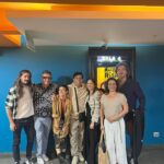 Jely Reategui Instagram - Mi enereada hasta el momento: 1. Me fui a Huancayo. Específicamente a Mito. Qué lindo, no conocía. Llovió mucho. La lluvia me pone contenta porque huele rico y se lleva la pena. 2. Un Huacón haciéndose una pregunta crucial. 3. Soy una amante respetuosa y absoluta de las máscaras desde el 2015, cuando las descubrí de verdad en otro país bien lejos, ignorando la cultura infinita de máscaras que tenemos acá. Pero es igual, la magia existe independientemente del lugar. 4. Algo muy típico. 5. La bandera del Perú en lo más alto del Wawi Wawi. Quiero mucho a mi país, no entiendo a la gente que no lo quiere, lo gobierna y le hace daño. 6. Latigazo amistoso de bienvenida en la Huaconada. A mi me lo negaron por ser mujer. Me quedé pensando. En esta foto estoy pensando un montón aunque esté sonriente. 7. Mi amigo @emanuelsoriano11 ,a quien admiro y quiero mucho, posando con un interruptor. A veces saco buenos retratos y fotos de lejos. 8. Jalé mi examen práctico de manejo porque cambiaron el circuito que me había aprendido y me desorienté. Estacioné perfecto porque soy la reina del paralelo y tengo buenas diagonales, pero todo lo demás lo hice mal. Me puse triste y me compré un helado. Volveré a intentarlo otro día. 9. Hermoso encuentro en el cine, saliendo de ver @muertoderisapelicula ✨ está pajísima, hermoso y muy específico trabajo de todo el equipo. Qué emoción, la recomiendo mucho. Besitos.