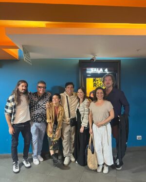 Jely Reategui Instagram - Mi enereada hasta el momento: 

1. Me fui a Huancayo. Específicamente a Mito. Qué lindo, no conocía. Llovió mucho. La lluvia me pone contenta porque huele rico y se lleva la pena. 

2. Un Huacón haciéndose una pregunta crucial. 

3. Soy una amante respetuosa y absoluta de las máscaras desde el 2015, cuando las descubrí de verdad en otro país bien lejos, ignorando la cultura infinita de máscaras que tenemos acá. Pero es igual, la magia existe independientemente del lugar. 

4. Algo muy típico. 

5. La bandera del Perú en lo más alto del Wawi Wawi. Quiero mucho a mi país, no entiendo a la gente que no lo quiere, lo gobierna y le hace daño. 

6. Latigazo amistoso de bienvenida en la Huaconada. A mi me lo negaron por ser mujer. Me quedé pensando. En esta foto estoy pensando un montón aunque esté sonriente. 

7. Mi amigo @emanuelsoriano11 ,a quien admiro y quiero mucho, posando con un interruptor. A veces saco buenos retratos y fotos de lejos. 

8. Jalé mi examen práctico de manejo porque cambiaron el circuito que me había aprendido y me desorienté. Estacioné perfecto porque soy la reina del paralelo y tengo buenas diagonales, pero todo lo demás lo hice mal. Me puse triste y me compré un helado. Volveré a intentarlo otro día. 

9. Hermoso encuentro en el cine, saliendo de ver @muertoderisapelicula ✨ está pajísima, hermoso y muy específico trabajo de todo el equipo. Qué emoción, la recomiendo mucho. 

Besitos.