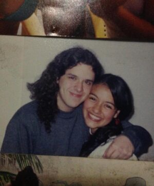 Jely Reategui Instagram - Hoy es cumpleaños de mis amigos más antiguos, y con antiguos no me refiero a que @charlieparradelriego es un señor muy mayor con bastón, me refiero a que somos amigos hace 23 años y desde ese entonces ha sido parte del grupo de mis amigos favoritos. 

Te quiero y te admiro amigo capo, virtuoso y bueno 🧡felices 93 al revés.
