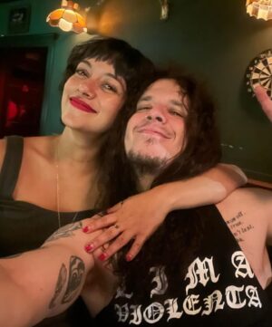 Jely Reategui Instagram - Hoy es cumpleaños de mis amigos más antiguos, y con antiguos no me refiero a que @charlieparradelriego es un señor muy mayor con bastón, me refiero a que somos amigos hace 23 años y desde ese entonces ha sido parte del grupo de mis amigos favoritos. 

Te quiero y te admiro amigo capo, virtuoso y bueno 🧡felices 93 al revés.