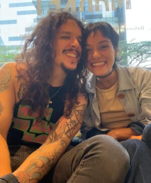 Jely Reategui Instagram - Hoy es cumpleaños de mis amigos más antiguos, y con antiguos no me refiero a que @charlieparradelriego es un señor muy mayor con bastón, me refiero a que somos amigos hace 23 años y desde ese entonces ha sido parte del grupo de mis amigos favoritos. 

Te quiero y te admiro amigo capo, virtuoso y bueno 🧡felices 93 al revés.