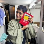 Jely Reategui Instagram - Hoy estrenamos Los Caracoles de Julio Ramón Ribeyro, dirigida por @manuelgoldp y producida por @lairaproducciones Y me tomo un ratito para dedicarle este post a mi amigo Namuel. Mi director. Mi amigo del alma, el actor con el que he compartido más montajes de teatro (12 obras sin contar reposiciones) y Los Caracoles es nuestra obra #13, pero con él como director, y es estupendo. La sensibilidad, creatividad, adicción al timming y claridad que tiene para interpretar, la une con su talento para comunicarse y llevarnos de la manito en todo el proceso de una manera tan paja y generosa que ayer terminamos todos llorando de amor antes del pre estreno. Amigo: te amo y te admiro. Eres un excelente director, actor, amigo, persona y armadillo astuto. A mis amigos del elenco y la pollito: Qué paja jugar juntos, son increíbles. Ojalá existiera el premio Bachi Soraluces para que nos nominen y ganar el premio de la diversión. Al equipo de @lairaproducciones : chambón! Qué bonito ser parte 🥹 gracias! HOY ESTRENAMOS LOS CARACOLES EN EL @nuevoteatrojulieta ✨ corta temporada de jueves a domingo a las 8pm. Los esperamos con mucho cariño. Entradas en @joinnus y en la boletería del teatro.