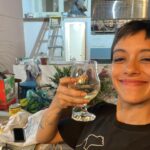 Jely Reategui Instagram - Mi hente latino: Gracias de corazón. Por su cariño, por sus mensajes, por la cantidad de veces que me han dicho pug en mi foto anterior (asumiré que soy una perraencalor), por el aguante y la buena onda. A mis familigos / amiglia los amo mucho. Gracias por estar, por llamar, venir a casa a darme abrazos deliciosos y regalos sin igual y sentarse en las sillas. Recibí mis 36 veranos mejorando la casita, con mi dreamteam ❤️‍🔥 con orquesta en vivo del vecino, comiendo mi juanecito de yuca directamente desde Iquitos, gracias a @ikiitu, con una serie de manjares hermosos de @lapanetteriabarranco y mis bebidas fieles de siempre gracias a @sidracalango y @vinosguapos 🩷 El tiramisú de @olivia_y_coque_cucina tendrá su momento especial porque he decidido comerlo en ritual y calma. Desayuné con mis amigas de toda la vida. No fui al mar como tenía planeado pero conocí a mi sobrina que se llama Mar y eso superó cualquier plan. Mi outfit cumpleañero llegó gracias al gentil auspicio de @pulgalatienda y me gustó mucho usarlo para ir a ensayar y a fiestear en mi casa🌸 La pasé muy bonito de verdad. Gracias. Agradecimientos especiales a @marianopaz__ y a @l.a.v.a.c.a por su incondicionalidad ♥️ Besitos cachichurris machichurris chichirris.