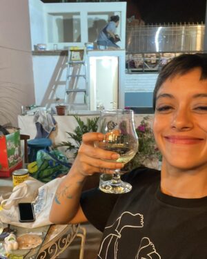 Jely Reategui Instagram - Mi hente latino: 

Gracias de corazón. Por su cariño, por sus mensajes, por la cantidad de veces que me han dicho pug en mi foto anterior (asumiré que soy una perraencalor), por el aguante y la buena onda. 

A mis familigos / amiglia los amo mucho. Gracias por estar, por llamar, venir a casa a darme abrazos deliciosos y regalos sin igual y sentarse en las sillas.

Recibí mis 36 veranos mejorando la casita, con mi dreamteam ❤️‍🔥 con orquesta en vivo del vecino, comiendo mi juanecito de yuca directamente desde Iquitos, gracias a @ikiitu, con una serie de manjares hermosos de @lapanetteriabarranco y mis bebidas fieles de siempre gracias a @sidracalango y @vinosguapos 🩷

El tiramisú de @olivia_y_coque_cucina tendrá su momento especial porque he decidido comerlo en ritual y calma.

Desayuné con mis amigas de toda la vida. No fui al mar como tenía planeado pero conocí a mi sobrina que se llama Mar y eso superó cualquier plan. 

Mi outfit cumpleañero llegó gracias al gentil auspicio de @pulgalatienda y me gustó mucho usarlo para ir a ensayar y a fiestear en mi casa🌸

La pasé muy bonito de verdad. Gracias. 

Agradecimientos especiales a @marianopaz__ y a @l.a.v.a.c.a por su incondicionalidad ♥️

Besitos cachichurris machichurris chichirris.