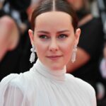 Jena Malone Instagram - Felt like a goddess from another era. Couldn’t do a damn thing without my incredible team Styling : @karlawelchstylist Dress : @zuhairmuradofficial Jewels / @chopard Make up and life support : @lisaaharon Hair @jillianhalouska Skin @joannavargasnyc