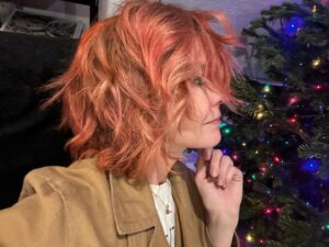 Jenna Elfman Instagram - HOLIDAY TIME!!!! 🎄✨ @melaniejacobshair