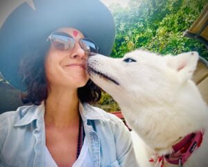 Jenna Laurenzo Instagram - Sticking her tongue out at me ❤️🐶😂
.
.
.
Gorgeous autumn day of blessings #ganeshutsav 🍂 ✨
.
.
.
Thanks for the hat @flameandfeatherhatco 🙏❤️ #huskylove