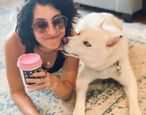 Jenna Laurenzo Instagram - We were promised treats @aine_like_onya 🐶 
.
.
.
#siberianhusky #husky #puppylove #sunday #coffeetime