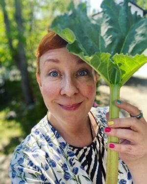 Jenni Kokander Instagram - Soitin lapsena viulua. Soittaa en enää osaa, mutta on jotenkin viehkoa että pitelen tuota raparperia noin kauniilla otteella💚