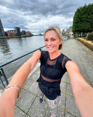 Jenni Falconer Instagram - Weekend running. 💙😊🏃🏼‍♀️

Will you run this weekend? If so, when? 

#weekendrunning #run #runner #runpod @runpodrunclub