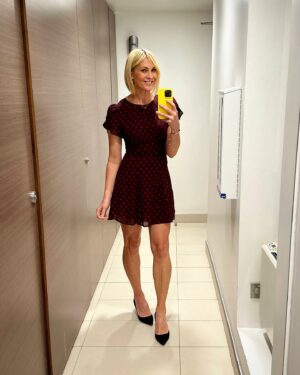 Jenni Falconer Instagram - Bank holiday weekend incoming… you know what that means?! ☔️ 🥂 💃🏼 💙

Also super excited that it’s the All Time Top 500 on @smoothradio. The best songs all weekend. 

And the brilliant Anya Culling is on RunPod. 🏃🏼‍♀️ @a.culling 

It’s all go! 💙💙💙

#inworkloomirrorselfie #falconerfashion