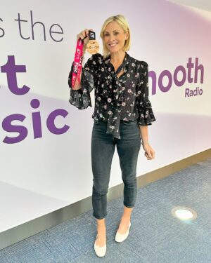 Jenni Falconer Instagram - Did I mention I ran the marathon yesterday?! 🏅🏃🏼‍♀️💙😊

#milkingit

Feeling great today…even with the 4am alarm for work. Still buzzing. And now wondering which race I can do next. 🤩

#londonmarathon @londonmarathon @smoothradio