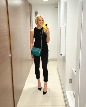 Jenni Falconer Instagram - Friday feeling. 🤩🥳
The weekend looks like this: 😴🏃🏼‍♀️🎤🎶🐶👨‍👩‍👧😊 

Which emoji sums up your weekend?

#inworkloomirrorselfie #falconerfashion #friyay