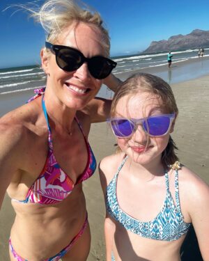 Jenni Falconer Instagram - Turns out it’s a bit blustery on the beach here. What’s it like where you are?! ❤️🇿🇦☀️😍

#capetown #beachlife #familytime