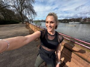 Jenni Falconer Instagram - Monday miles. 🏃🏼‍♀️ 

The sun came out too. ☀️ 

Start the week on a great note, it really does make a difference to your outlook. 😊

#run #runner #runpod #runpodrunclub #loverunning #runnershigh #marathontraining #runlondon