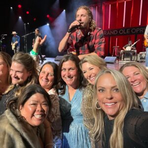 Jennie Finch Instagram - The little girl in me, listening to my mama sing (& me following along in her footsteps) along to Dolly, Wynonna, Reba, Trisha… this week was a ✅ off the bucket list. 
@dierksbentley AT THE @opry 
It was such a fun night of dancing & singing with friends! My mind was blown thinking of all the many greats/legends that have stood in that circle and shared their God given talent with the world!