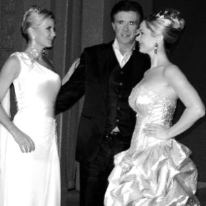 Jennifer Gareis Instagram - So many memories of working with legends over the years…
#leebell @alan_thicke @bettymwhite #susanflannery @johntmccook  @bbheathertom @katherinekellylang @leslikay1 #throwbackthursday @boldandbeautifulcbs 
Feeling like a lucky lady!