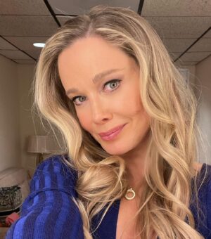 Jennifer Gareis Instagram - Chilling in my dressing room in between scenes… my eyes are still misty from crying! I love that it is fall and my character can wear actual clothing (everyone on set wants to crank the AC, especially Heather Tom 🤣🤣) What should they do with Donna next? Let me know what you think!!
@boldandbeautifulcbs 
#donnalogan 
#boldandbeautiful 
#behindthescenes🎬