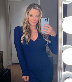 Jennifer Gareis Instagram - Chilling in my dressing room in between scenes… my eyes are still misty from crying! I love that it is fall and my character can wear actual clothing (everyone on set wants to crank the AC, especially Heather Tom 🤣🤣) What should they do with Donna next? Let me know what you think!!
@boldandbeautifulcbs 
#donnalogan 
#boldandbeautiful 
#behindthescenes🎬
