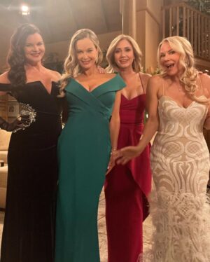 Jennifer Gareis Instagram - Feeling sooo blessed and happy!  What makes you feel blessed and happy?
#countingmyblessings #luckystars #happy @boldandbeautifulcbs 
@bbheathertom @ashleyaubra @katherinekellylang @jacquelinemwood_1 @annikanoelle 
Wardrobe by @jeresa_featherstone