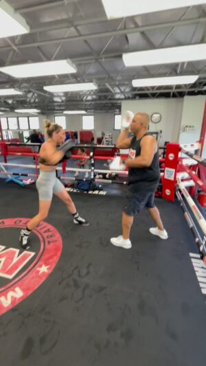 Jennifer Miranda Instagram - Seguimos en el camino 🥊, hoy visitamos @mundoboxing Gracias amigos 🙏🏼 @dr.pedrodiaz y @_big_boy_boxing_  #boxingtraining #trainharder #dontquit