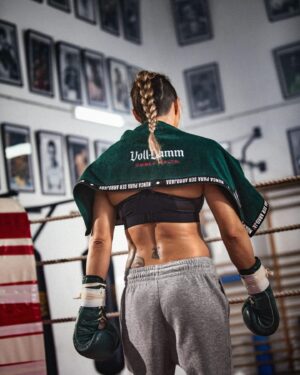 Jennifer Miranda Instagram - Preparada para #TheMondayBattle. Preparada para todo💥🌪 Mañana es el día. #DobleoNada #ad @volldamm @theboxerclub.es