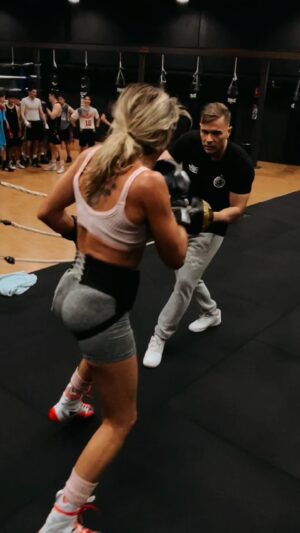 Jennifer Miranda Instagram - Training like a beast, feeling like a champion 🏆🔥 

#boxing #trainingday #ontheroad